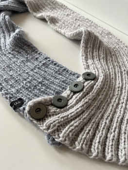 LOOP  grautöne mit Knöpfen